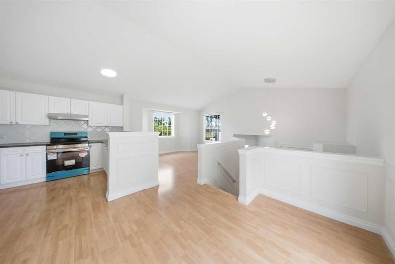 33 MARTIN CROSSING Green NE, Martindale — interior photo 7