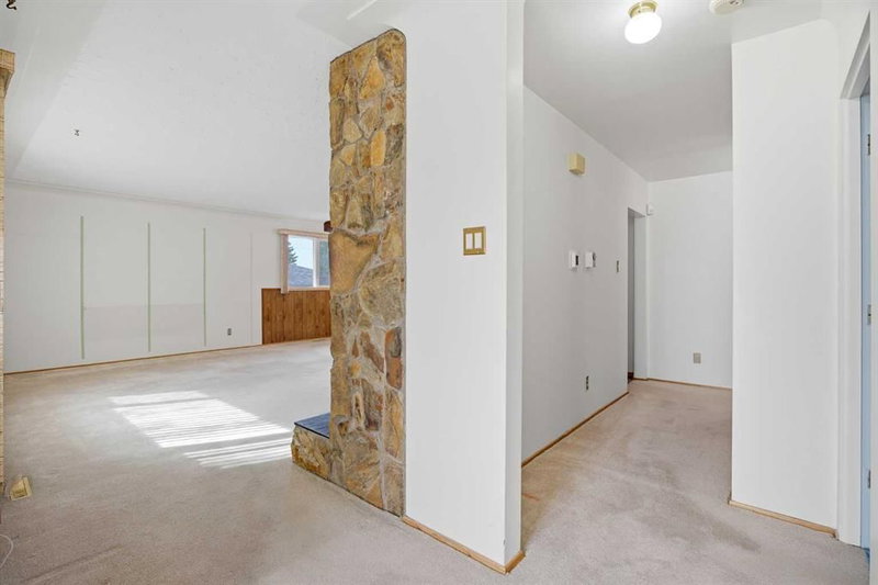4327 19 Street NW, Charleswood — interior photo