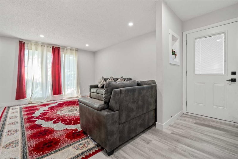 259 Manora Crescent NE, Marlborough Park — interior photo 7