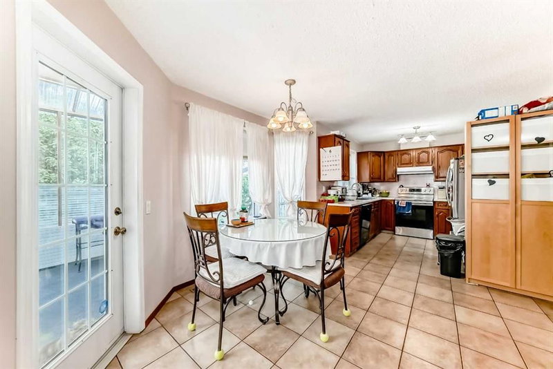 77 Eldorado Close NE, Monterey Park — interior photo 5