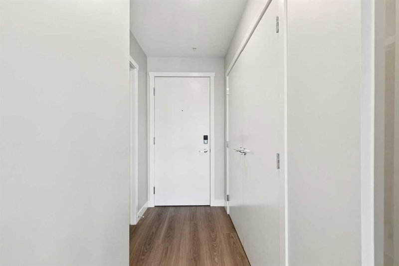 201, 301 10 Street NW, Hillhurst — interior photo