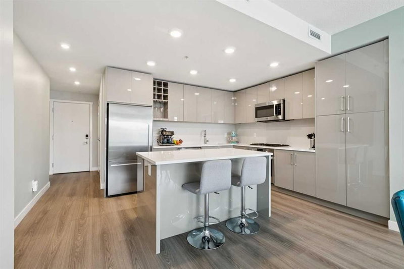 201, 301 10 Street NW, Hillhurst — interior photo 5