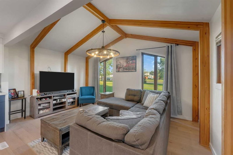 6036 Memorial Drive NE, Marlborough Park — interior photo 6