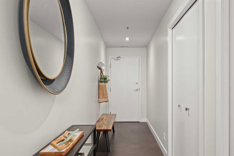 411, 235 9A Street NW, Sunnyside — interior photo