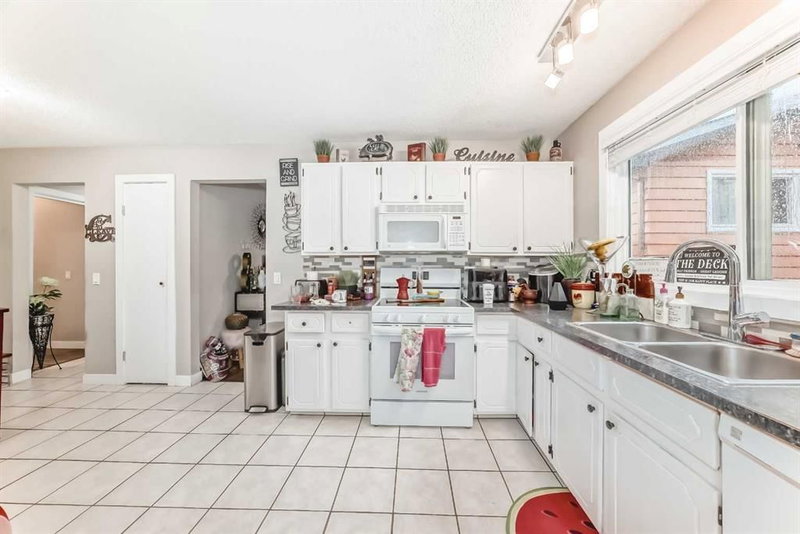 20 Deermont Way SE, Deer Ridge — interior photo