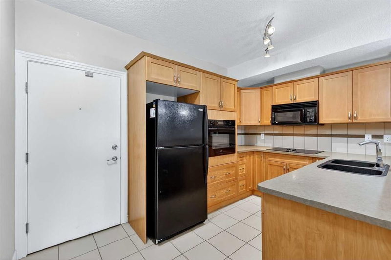 137 - 60 Royal Oak Plaza NW
