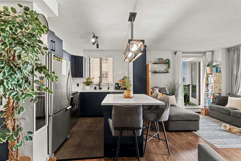 717, 1111 6 Avenue SW, Downtown West End — interior photo