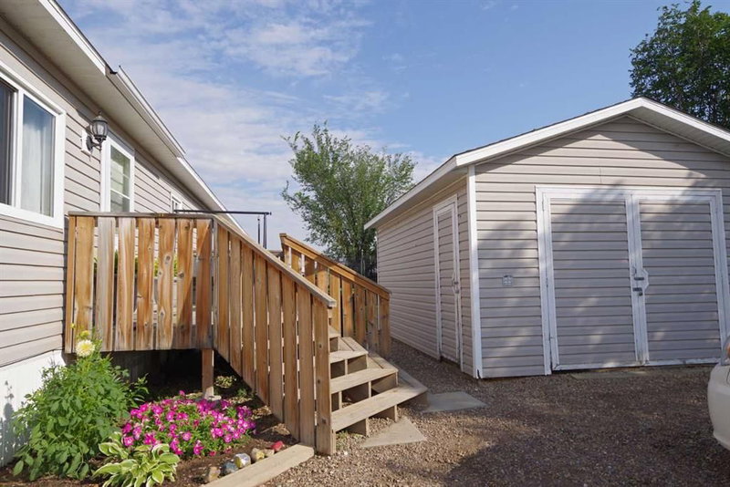 817 2 Street S