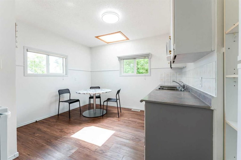 1502 40 Street SE, Forest Lawn — interior photo