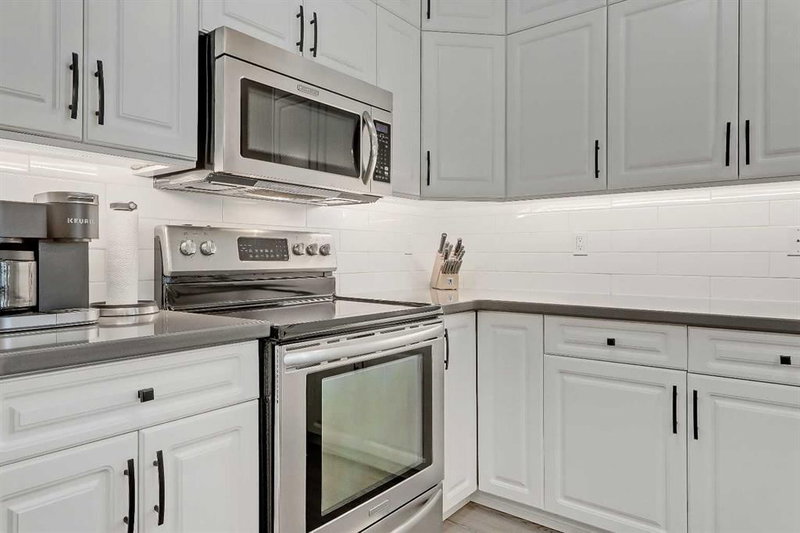 402, 2419 Erlton Road SW, Erlton — interior photo 5
