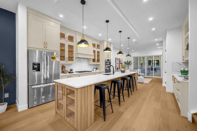 2437 52 Avenue SW, North Glenmore Park — interior photo 5