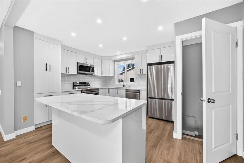 208 Penbrooke Way SE, Penbrooke Meadows — interior photo