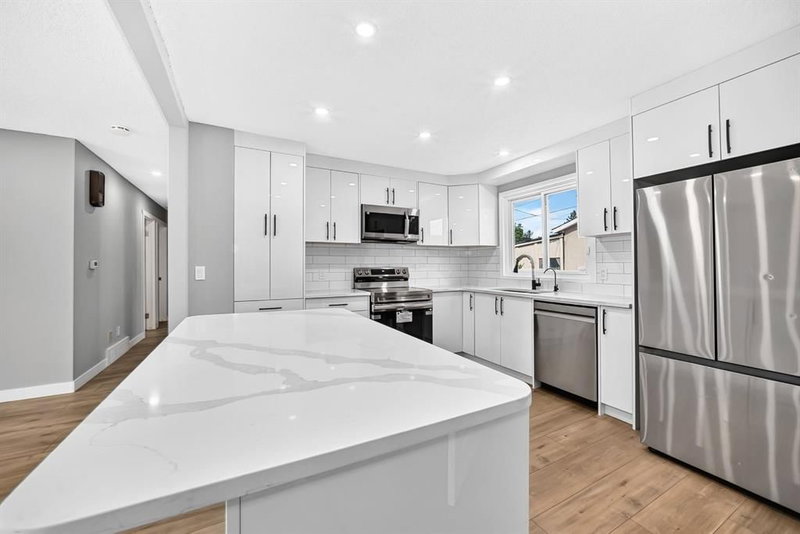 208 Penbrooke Way SE, Penbrooke Meadows — interior photo 5