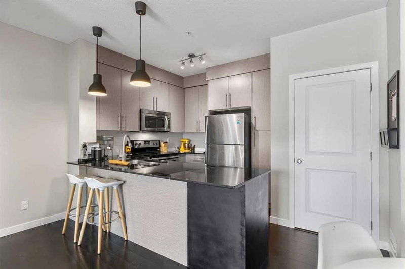 4201, 5305 32 Avenue SW, Glenbrook — interior photo