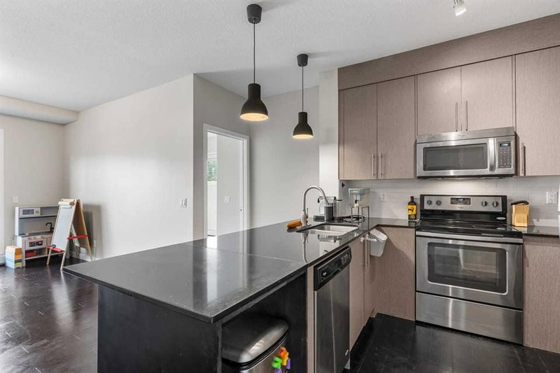 4201, 5305 32 Avenue SW, Glenbrook — interior photo 5