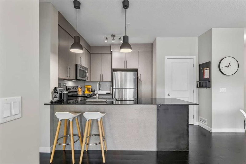 4201, 5305 32 Avenue SW, Glenbrook — interior photo 6