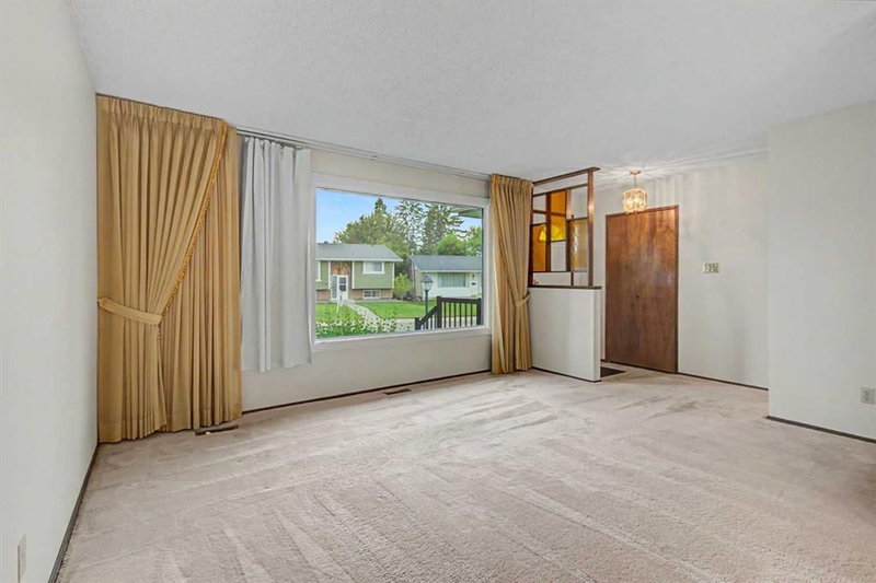 163 Lake Sylvan Close SE, Bonavista Downs — interior photo