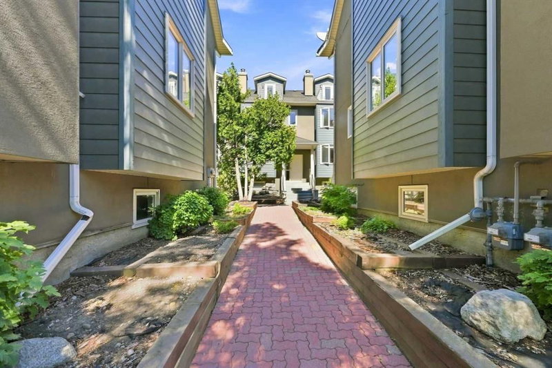 12 - 110 10 Avenue NE
