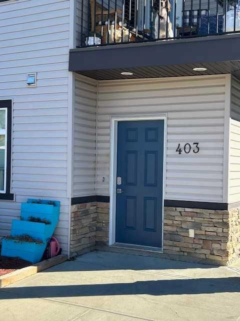 403 - 639 Oak Street W