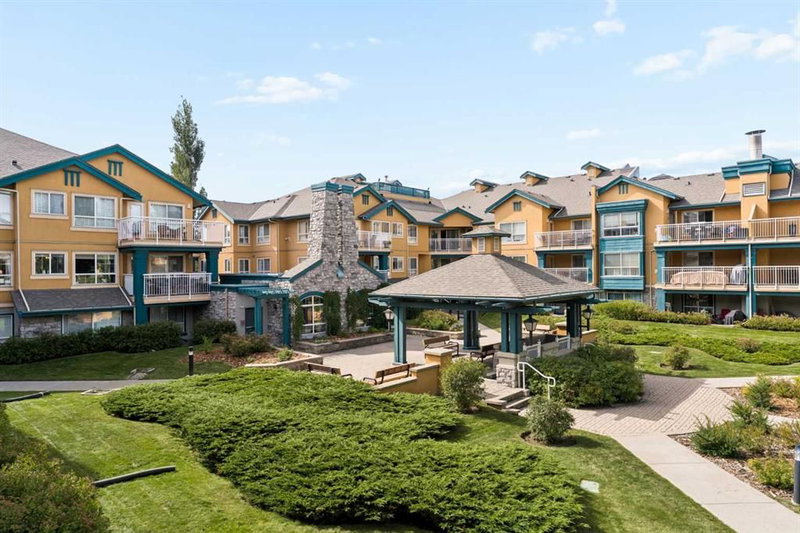 201 - 25 Richard Place SW