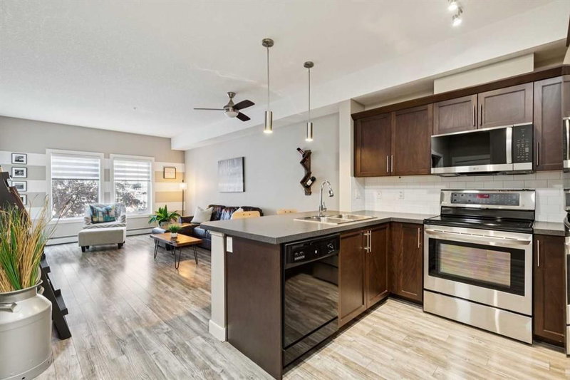 222 - 20 Royal Oak Plaza NW