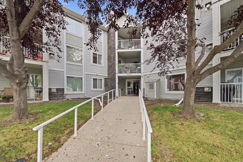 208 - 3208 Valleyview Park SE