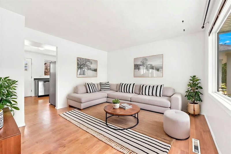 542 Regal Park NE