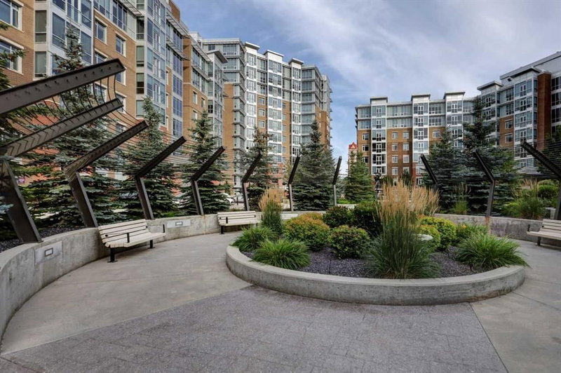 604 - 32 Varsity Estates Circle NW