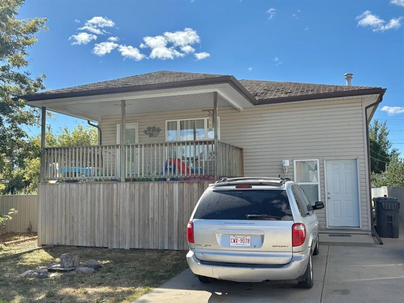 1220 9 Street N