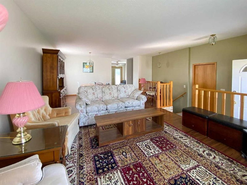 5601 43 St Close
