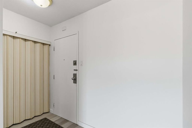 305 - 9 Clearwater Crescent