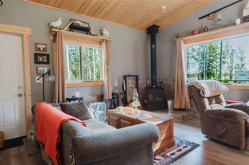 24451 Youngs Point Road, Valleyview — listing photo 9