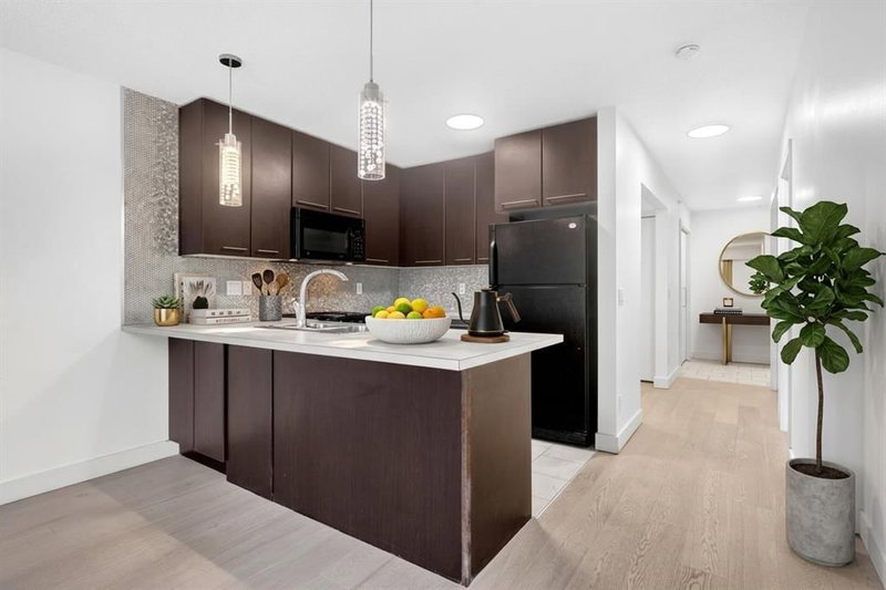 421 - 35 Richard Court SW