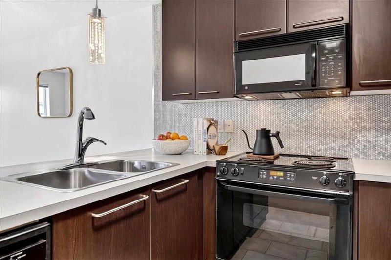 421 - 35 Richard Court SW