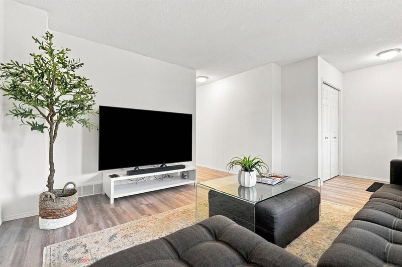31 Bridlewood Avenue SW, Calgary — listing photo 2