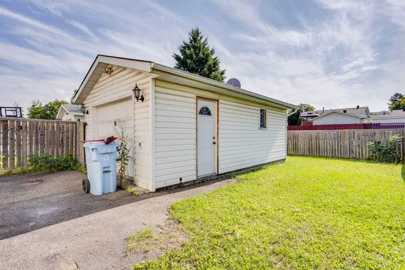 33 Poplar Crescent