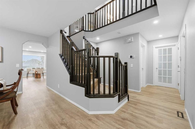 40 Valley Creek Crescent NW