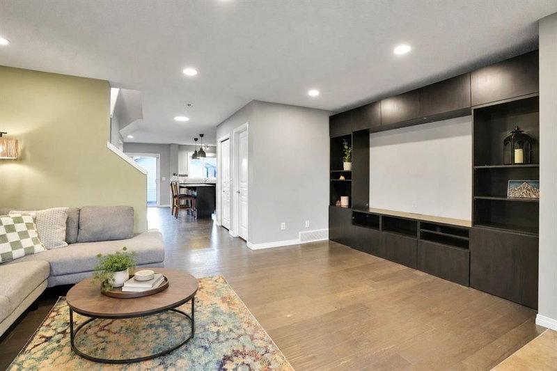 172 Elgin Meadows Park SE