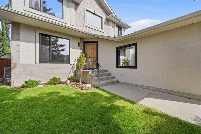 8 Strathlea Close SW