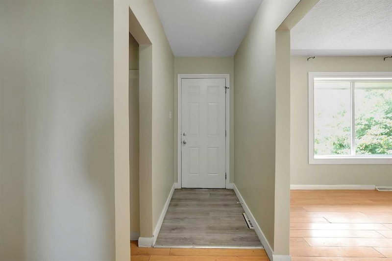 1506 36 Street SE, Forest Lawn — photo 3