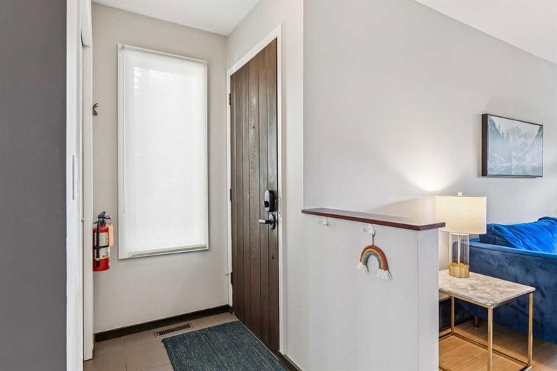542 27 Avenue NW, Mount Pleasant — interior photo