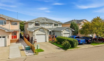 28 Martinglen Way NE