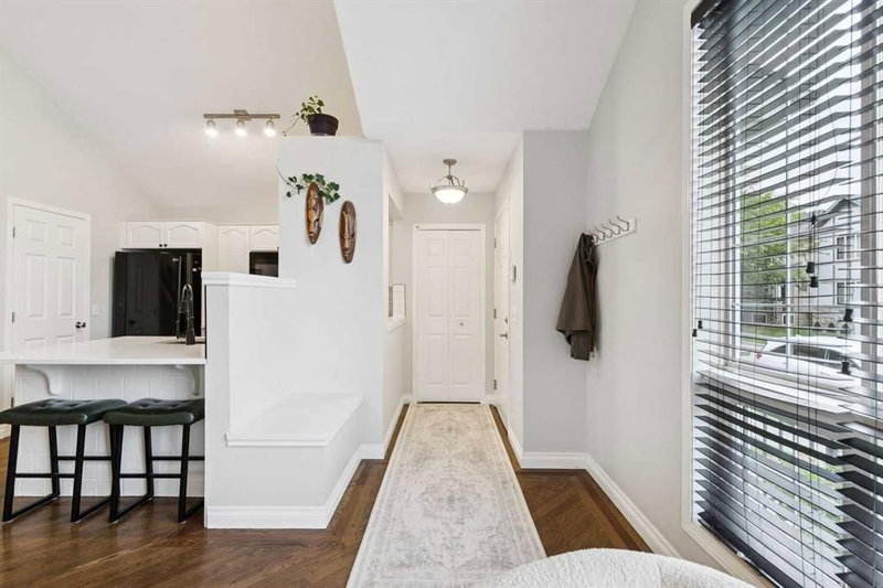 108 Elgin Manor SE, McKenzie Towne — interior photo