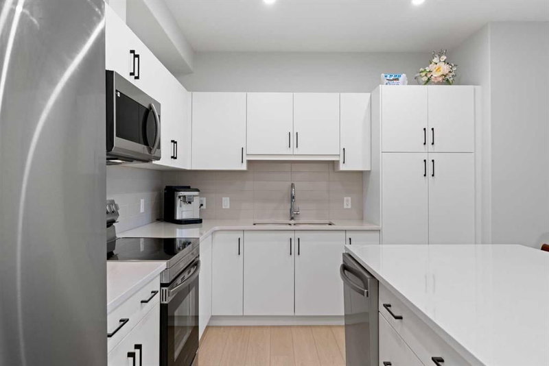 1112 - 81 Arbour Lake View NW