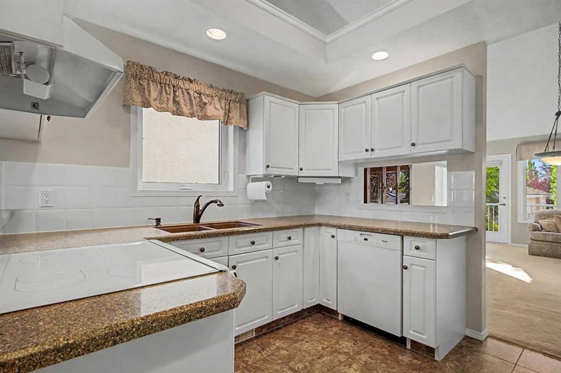26 Mt Mckenzie Villas SE, McKenzie Lake — interior photo