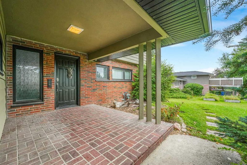 2404 Sovereign Crescent SW