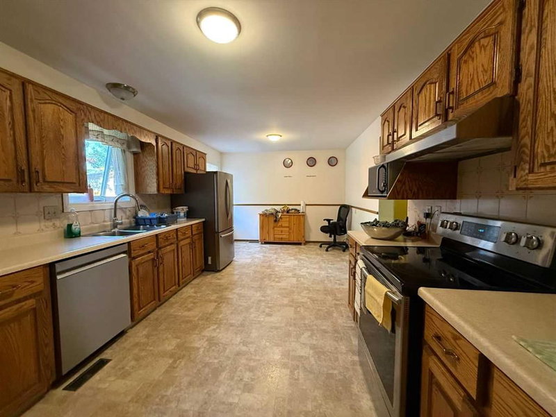 114 Red crow Boulevard W