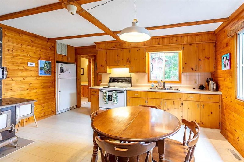 11 Lakeshore Drive, Sundance Beach — listing photo 5