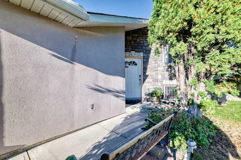 184 Douglas Ridge Green SE, Douglasdale/Glen — interior photo