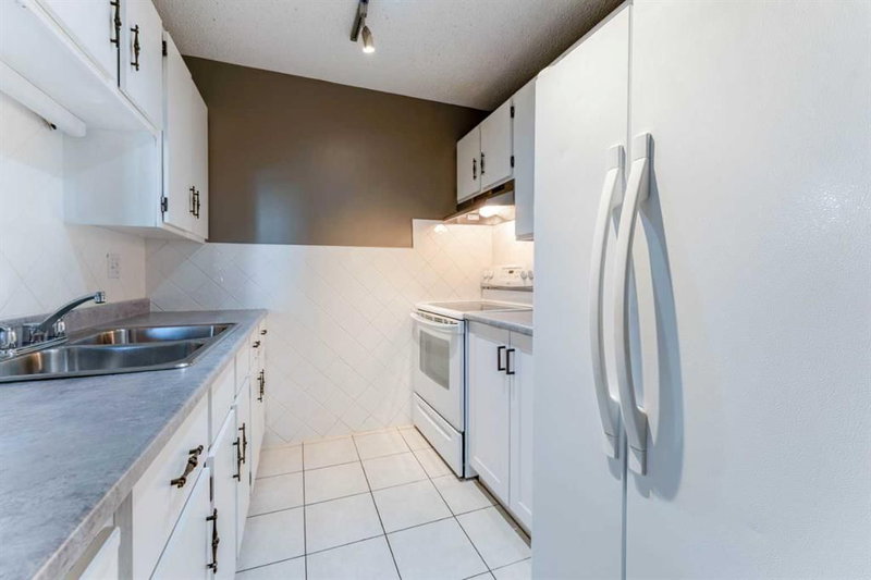 425, 10120 Brookpark Boulevard SW, Braeside — interior photo 6